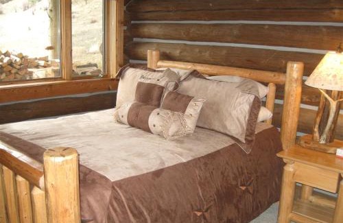 Darby House | Montana Mountain Glamping: Charming Log Cabin with a Private Hot Tub in Darby