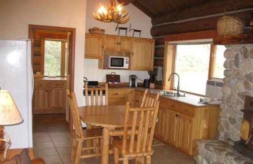 Darby House | Montana Mountain Glamping: Charming Log Cabin with a Private Hot Tub in Darby