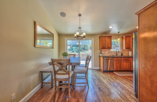 Del Rey Oaks House | Monterey Bay Cozy Charmer