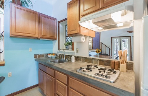 Day Valley Cottage | Monterey Bay Farm Retreat! Best access to Monterey & Santa Cruz attractions.
