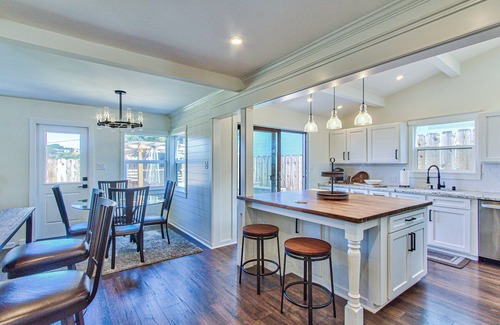 Del Rey Oaks House | Monterey Bay Home Near Pebble Beach & Carmel with Putting Green & AC 3Bed 2 Bath