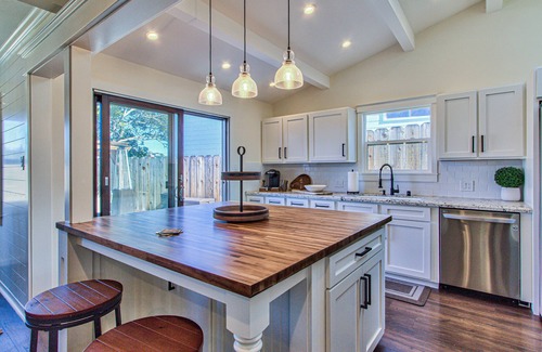 Del Rey Oaks House | Monterey Bay Home Near Pebble Beach & Carmel with Putting Green & AC 3Bed 2 Bath