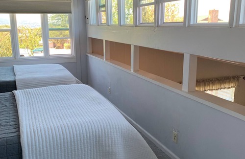 Mescal Corridor NW House | Monterey Peninsula Area Seaside Guest House