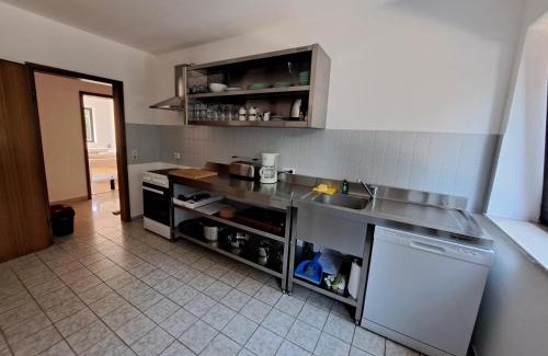 Straubing Apartment | Monteurs Wohnung mit 6 Einzelbetten, Küche, Parkplatz und Balkon