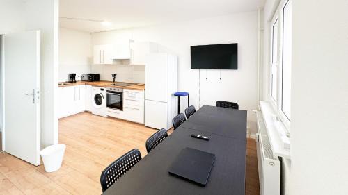 Stadtbezirk West Apartment | Monteurwohnungen mit TV, Internet, Parkplatz, Waschmaschine, Küche, Balkon, Restaurants und Supermarkt