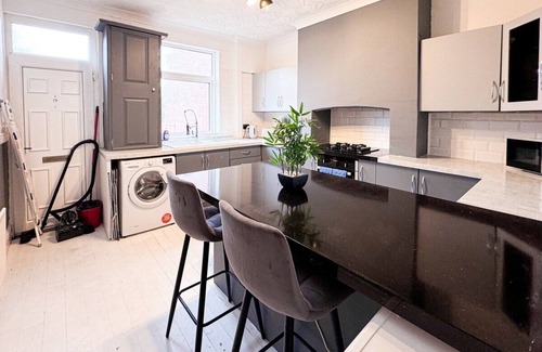 Wakefield House | Month stays |Contractors IFamily