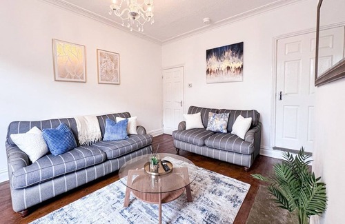 Wakefield House | Month stays |Contractors IFamily