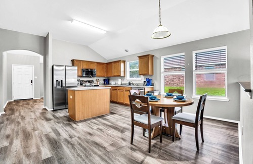 Lancaster House | Monthly Mid Term Rental In Lancaster, TX