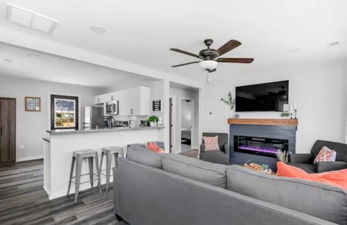 Montrose House | *Monthly* Renovated 2br Mod Boho Chic SMART HOME