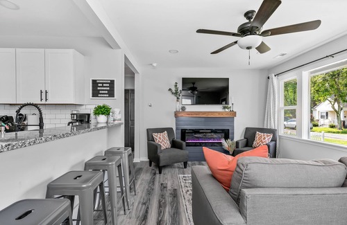 Montrose House | *Monthly* Renovated 2br Mod Boho Chic SMART HOME