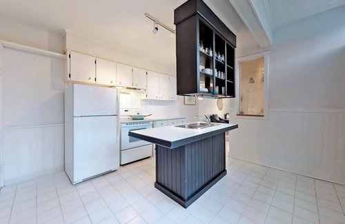 Palmerston House | Monthly Rental 2 Bdrm Main Floor Unit Walk to UofTn