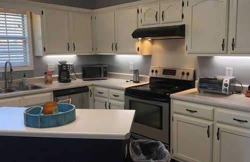 Olive Branch House | MONTHLY STAYS- Charming 4BR + Extra Space Beds with Private Pool in Olive Branch