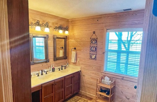 Dundee House | Moon Lake Escape on the water & near Clarksdale, MS & Helena, AR