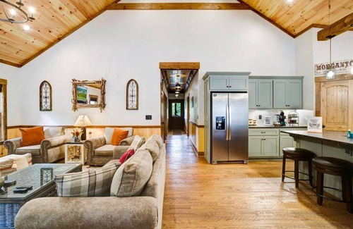 Morganton Cabin | Moonbeam - Elegant Modern Meets Rustic, Hot Tub, Firepit, Serene Oasis