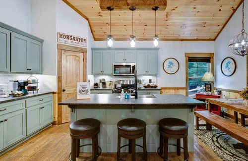 Morganton Cabin | Moonbeam - Elegant Modern Meets Rustic, Hot Tub, Firepit, Serene Oasis