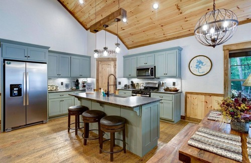 Morganton Cabin | Moonbeam - Elegant Modern Meets Rustic, Hot Tub, Firepit, Serene Oasis