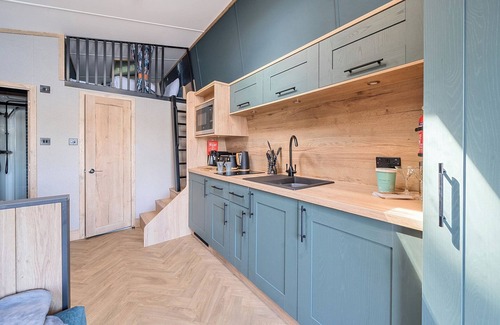Great Billing Cottage | MOONLIT SKYLIGHT - BILLING AQUADROME in Billing Aquadrome Holiday Park