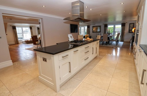 Padfield House | MOOR VIEW, pet friendly, luxury holiday cottage in Glossop