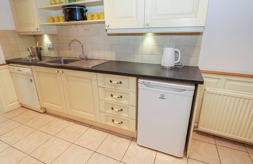 Patrick Brompton Cottage | MOORHEN HOUSE, family friendly, with pool in Patrick Brompton