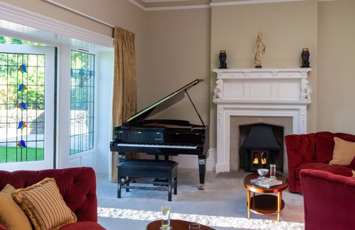 Foulridge House | MOORLANDS MANOR, family friendly, luxury holiday cottage in Foulridge