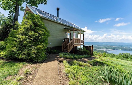 Bryant Cabin | Moose Tracks Cabin – Hot Tub & Bluff Views