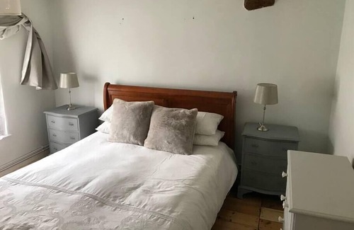 Downton Cottage | Moot View Summary: Mo