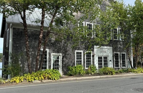 Newcastle House | More Boathouse than Lakehouse