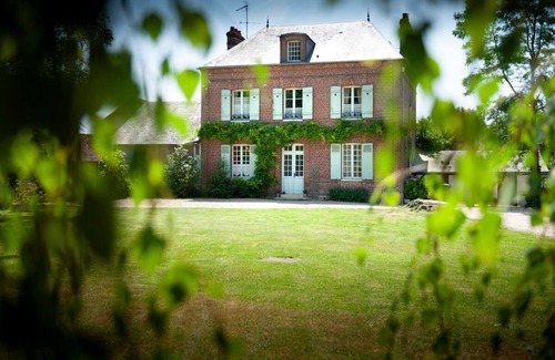 Morgny Cottage | Morgny: House with walled garden and above ground pool heated from May to September.