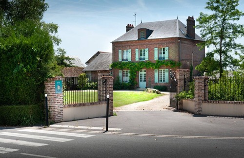 Morgny Cottage | Morgny: House with walled garden and above ground pool heated from May to September.