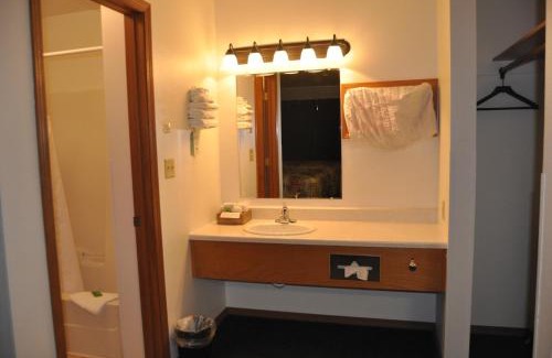 Sheridan Hotel | Moriah Motel