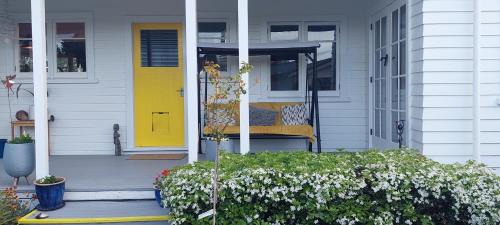 Tahunanui Bed & Breakfast | Morning Bloom Cottage Bed and Breakfast