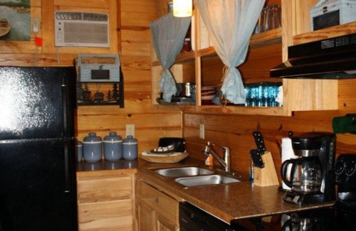 Bonnerdale Cabin | Morningstar Cabin Caddo River. GREAT VALUE! River access!