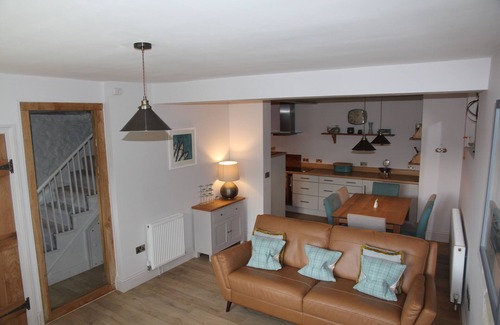 Dartmouth House | Morocco House, amazing views river Dart sleeps 6 amenities close, ferry, train