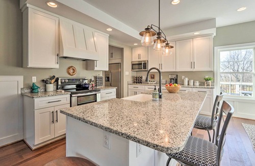 Lovettsville House | Morrisonville Manor w/Fire Pit & Hot Tub!