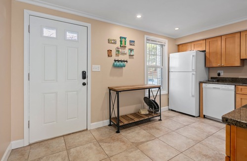 Potomac Falls House | MosbeyDistrict: Cozy Townhome Near DC