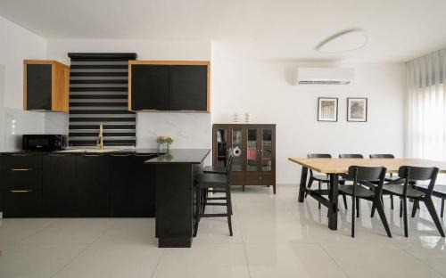 Kiryat Ata Apartment | Most perfect 4-BDR with jacuzzi BY MadrigalRentals