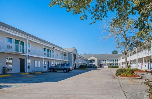 Bay St Louis Hotel | Motel 6-Bay Saint Louis, MS