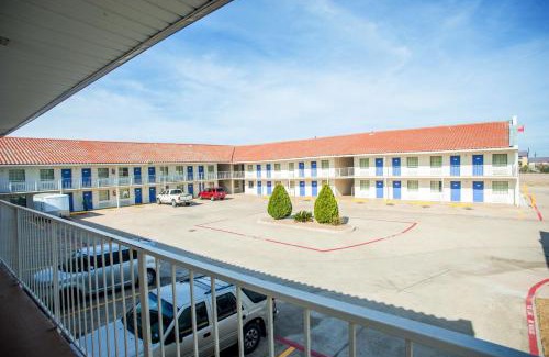 Corsicana Hotel | Motel 6-Corsicana, TX