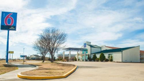 Corsicana Hotel | Motel 6-Corsicana, TX