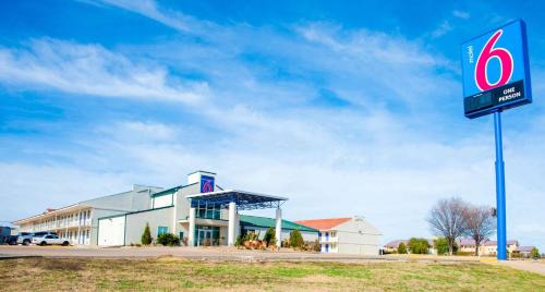 Corsicana Hotel | Motel 6-Corsicana, TX