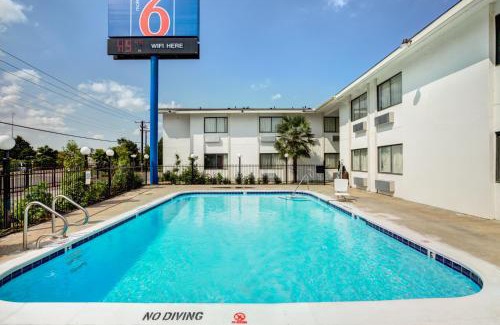 Cedar Crest Hotel | Motel 6-Dallas, TX - South