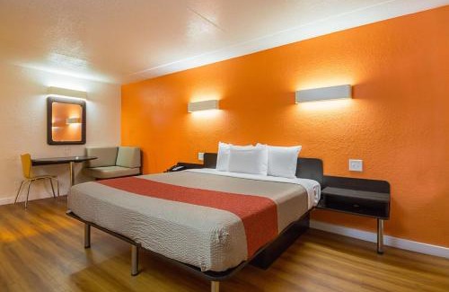 Garland Hotel | Motel 6-Garland, TX - Northeast Dallas