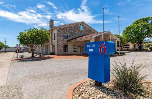 Georgetown Hotel | Motel 6-Georgetown, TX