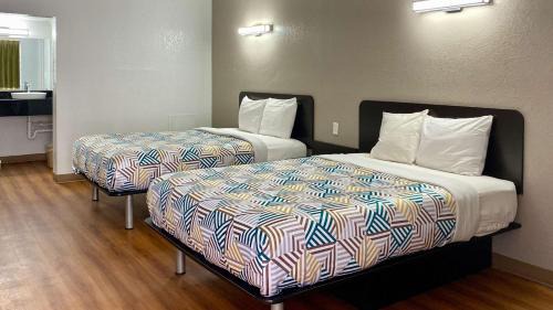 Huntington Hotel | Motel 6-Huntington, WV