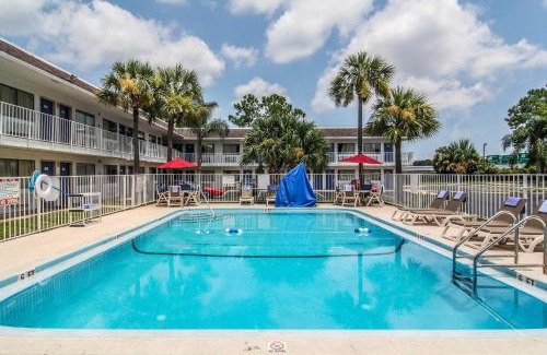 Doctors Inlet Hotel | Motel 6-Jacksonville, FL - Orange Park
