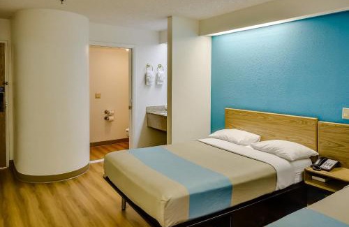 Barker Hotel | Motel 6-Katy, TX - Houston
