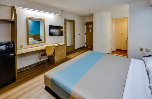 Barker Hotel | Motel 6-Katy, TX - Houston