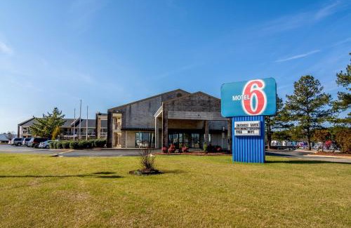 Kenly Hotel | Motel 6-Kenly, NC