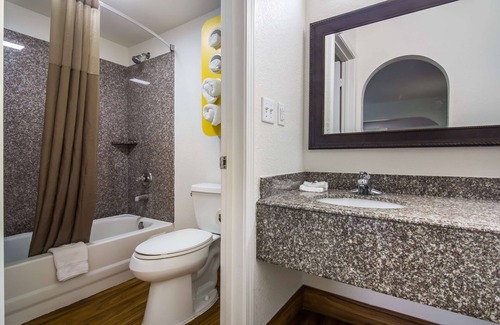 Florida Panhandle Hotel | Motel 6 Pensacola, FL - NAS