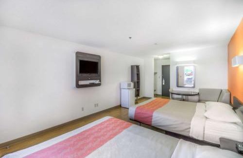 Regina Hotel | Motel 6-Regina, SK
